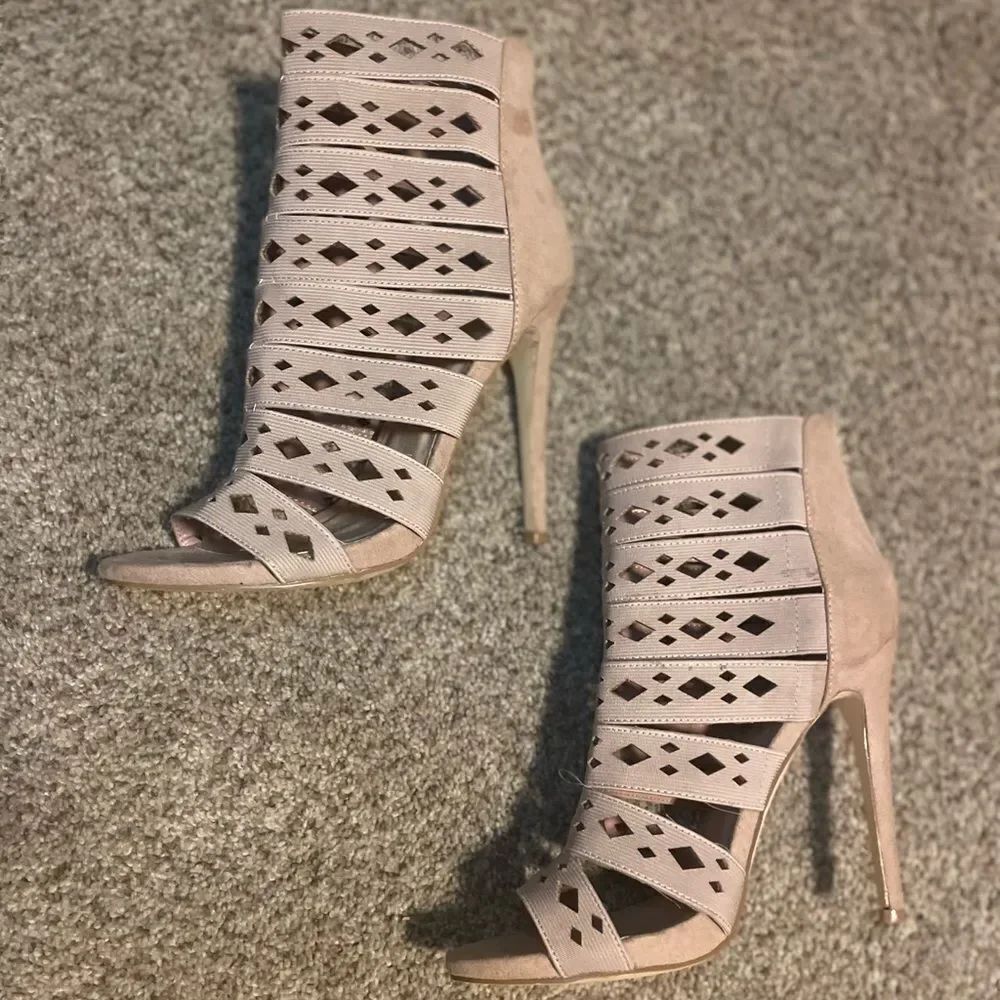 New Shoe Dazzle Pale Pink Ankle Booties